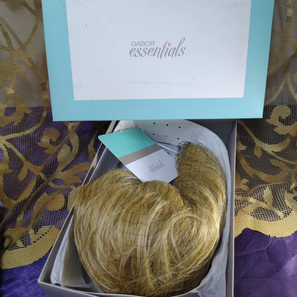 Gabor Short Layered Blonde Women's Wig. NWT. Virtue.